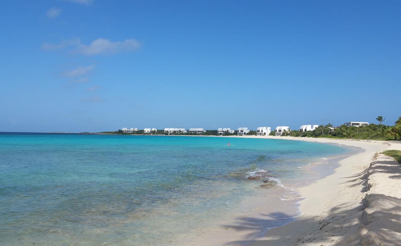 Foto de Playa de Shoal Bay con arena blanca superficie