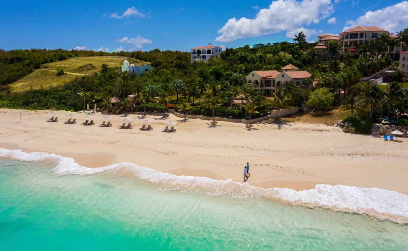 Foto de Playa de Long Bay con brillante arena fina superficie