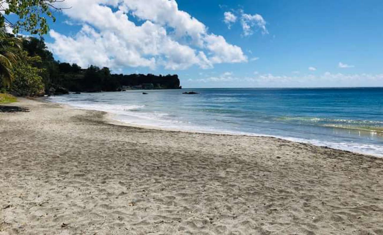 Foto de Sabwisha beach con arena de concha brillante superficie