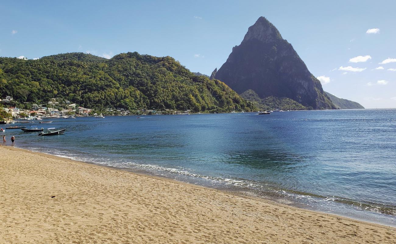 Foto de Soufriere beach con arena de concha brillante superficie