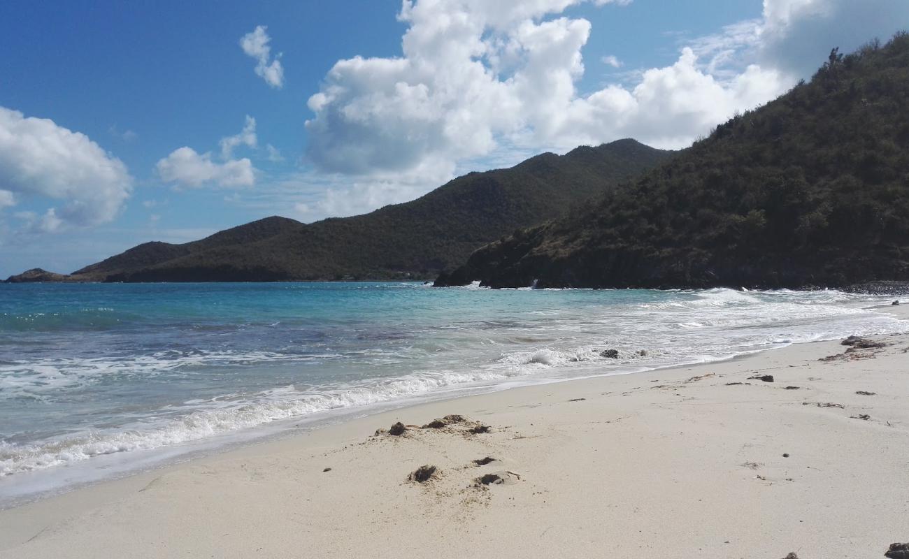 Foto de Duck's beach con arena brillante y rocas superficie