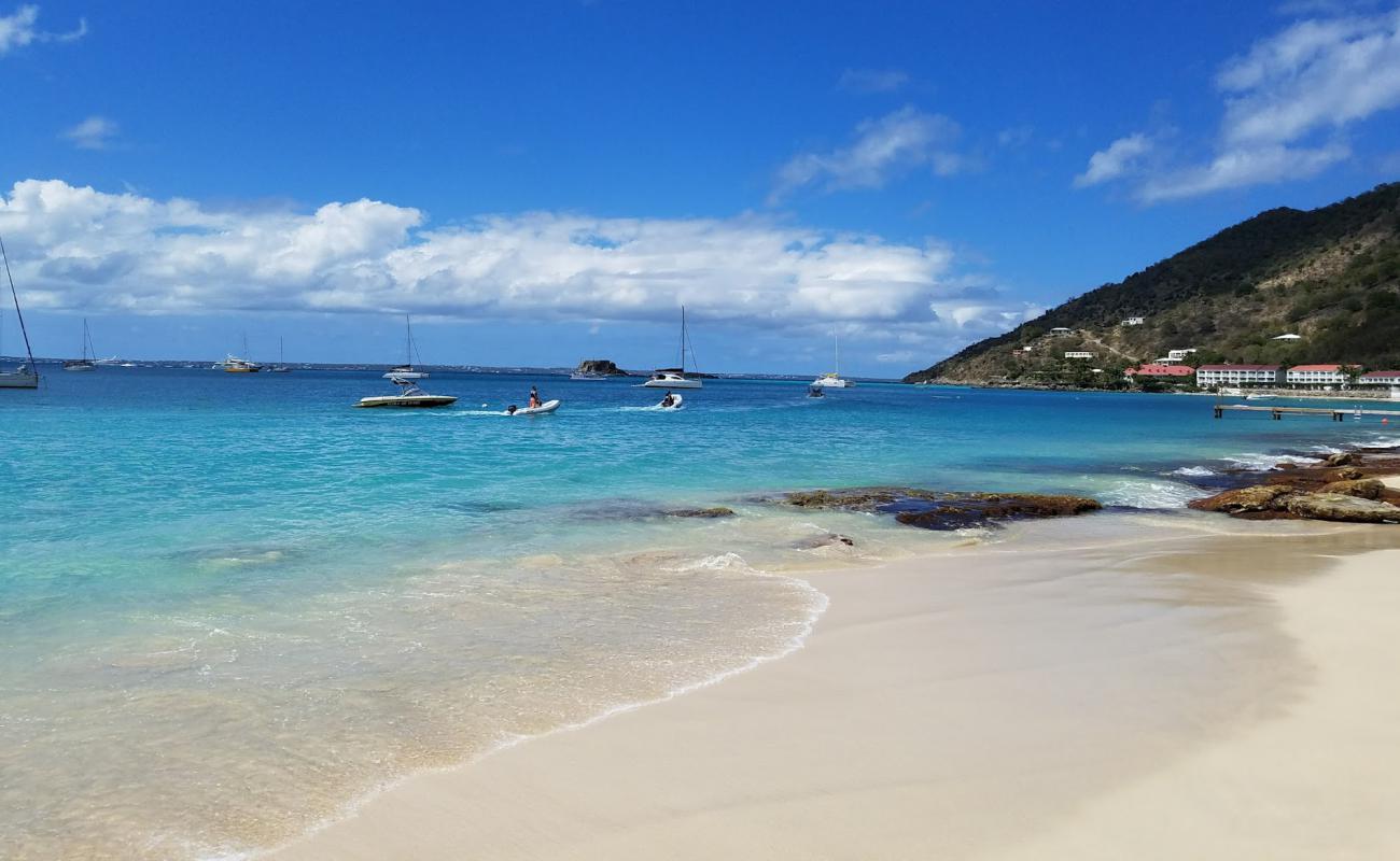 Foto de Plum Bay beach con arena brillante y rocas superficie