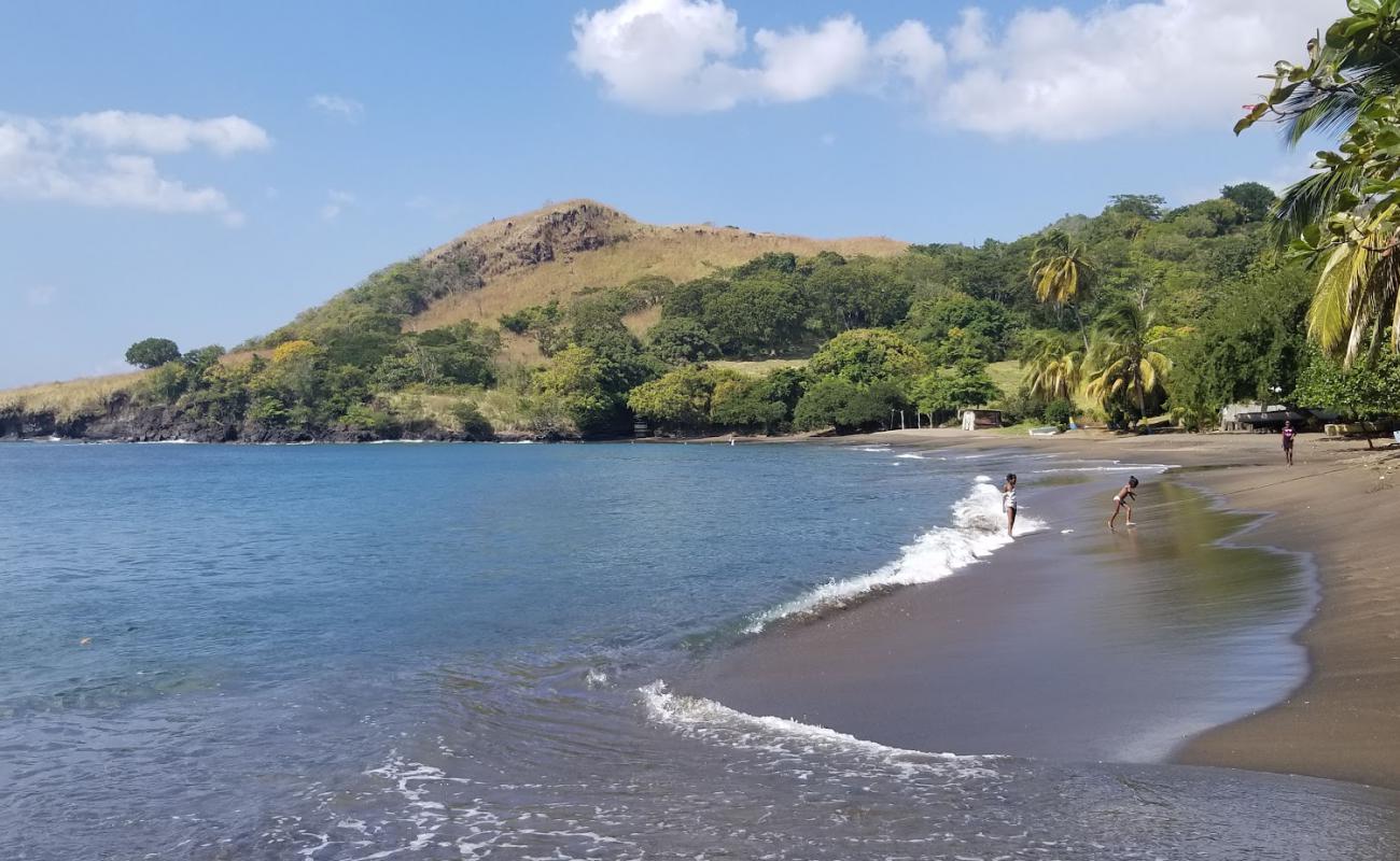 Foto de Questelles beach con arena oscura superficie