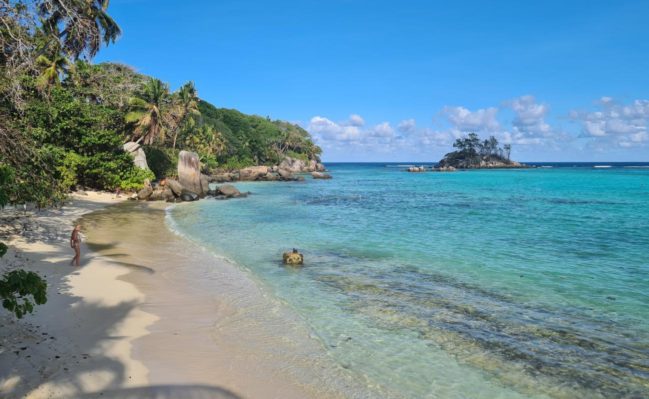 Foto de Anse Royale Beach con brillante arena fina superficie