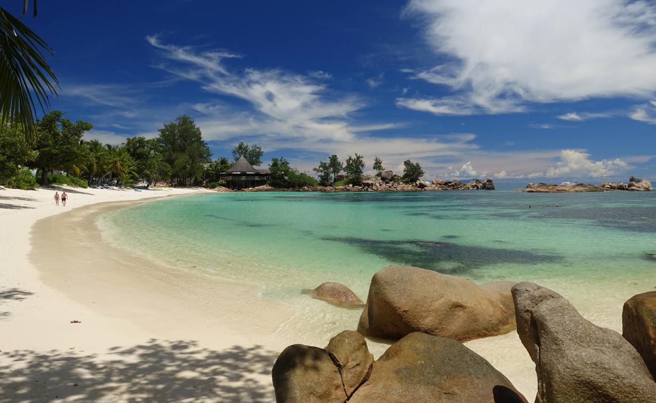 Foto de Playa Petite Anse Kerlan con arena fina blanca superficie