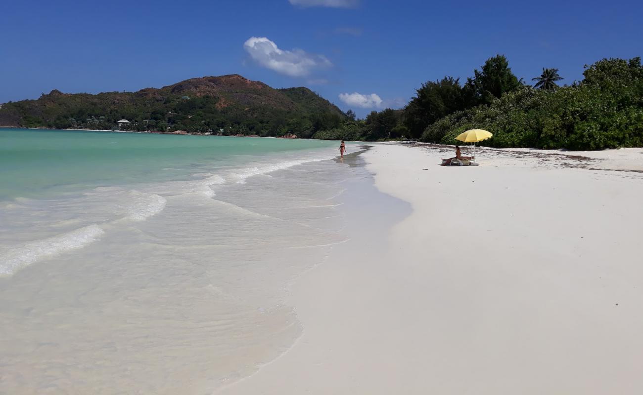 Foto de Anse Takamaka Beach con arena blanca superficie