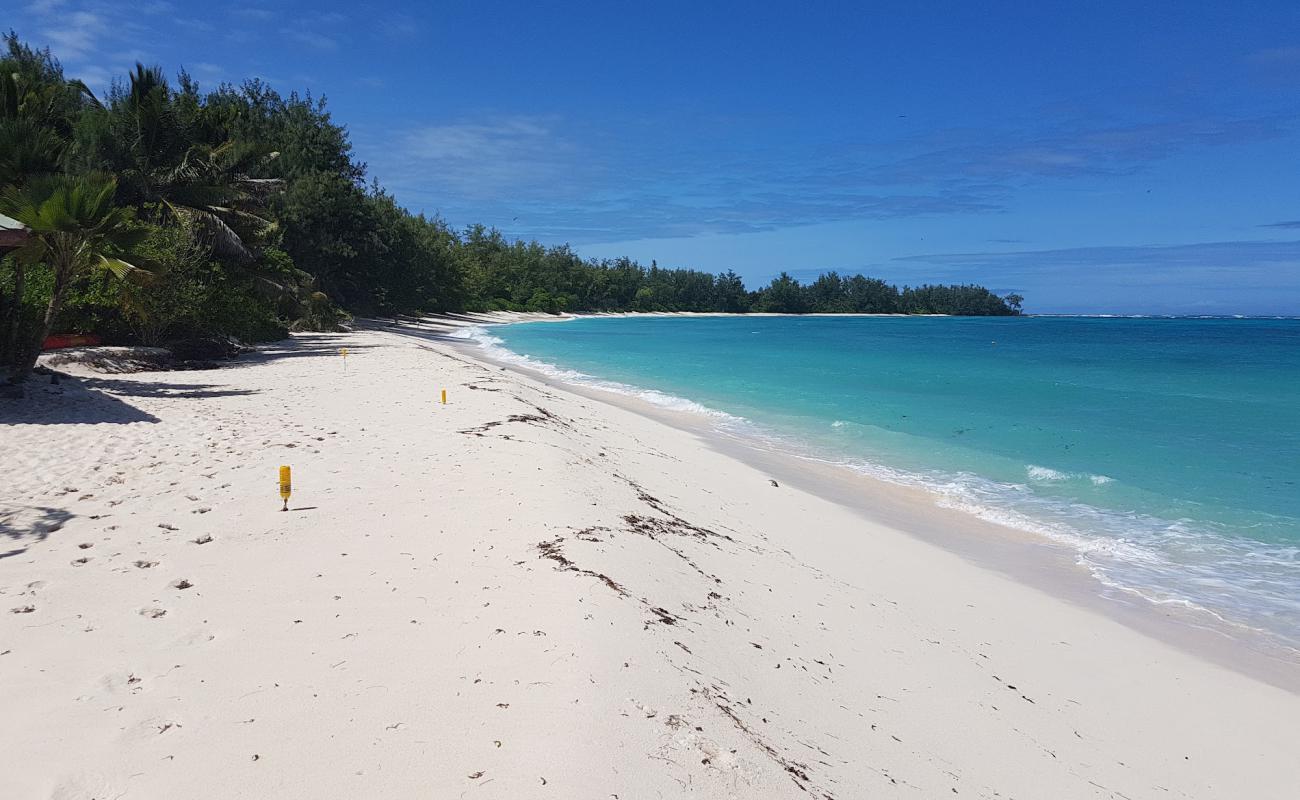 Foto de Denis Island Beach con arena blanca superficie