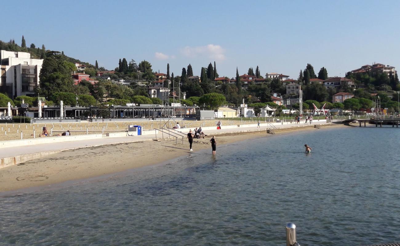 Foto de Portoroz beach con arena brillante superficie