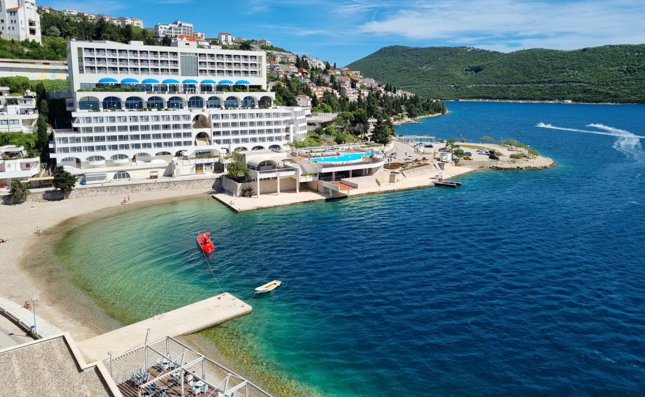 Foto de Plaza Neum con guijarro fino claro superficie