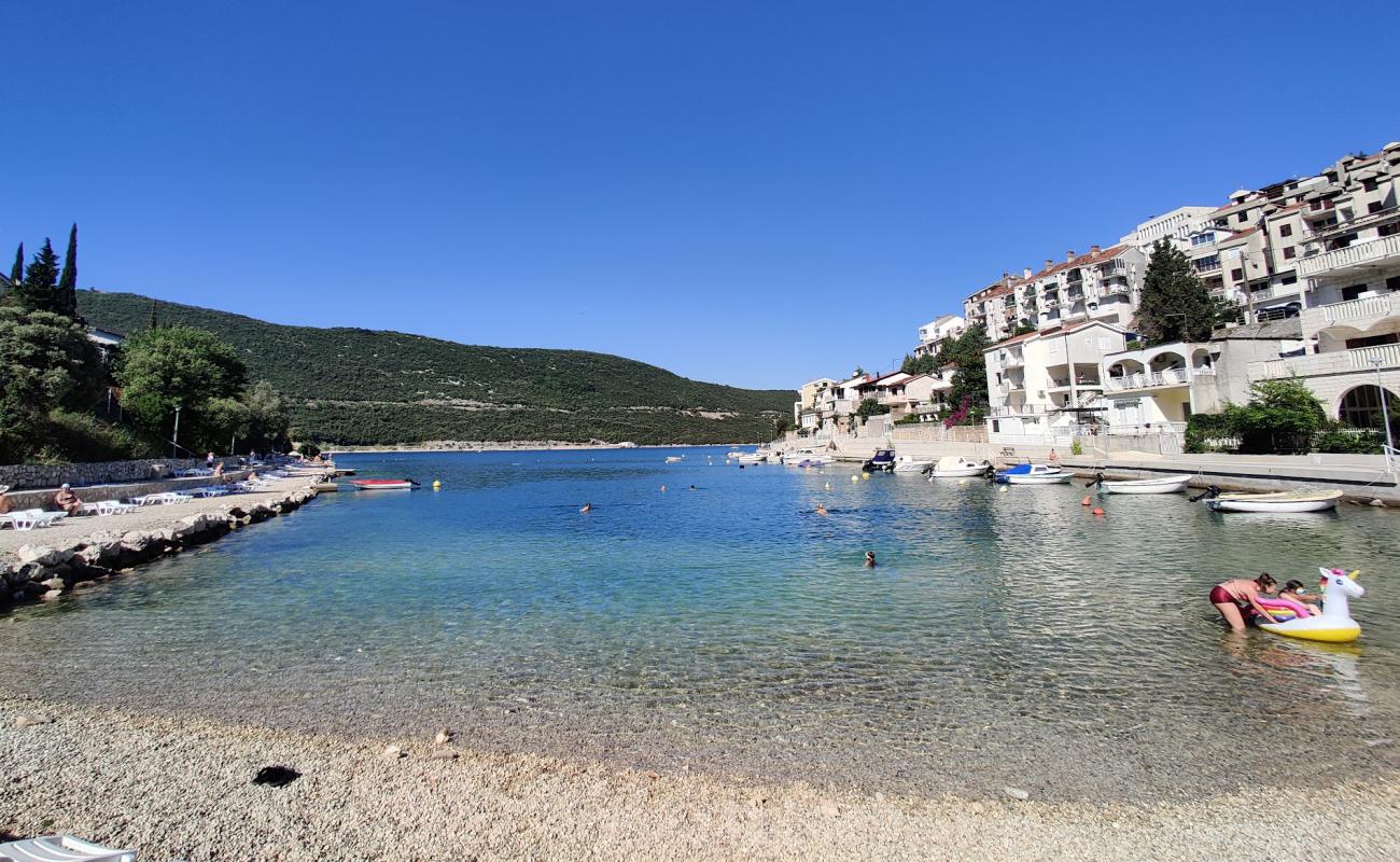 Foto de Neum Beach con guijarro ligero superficie