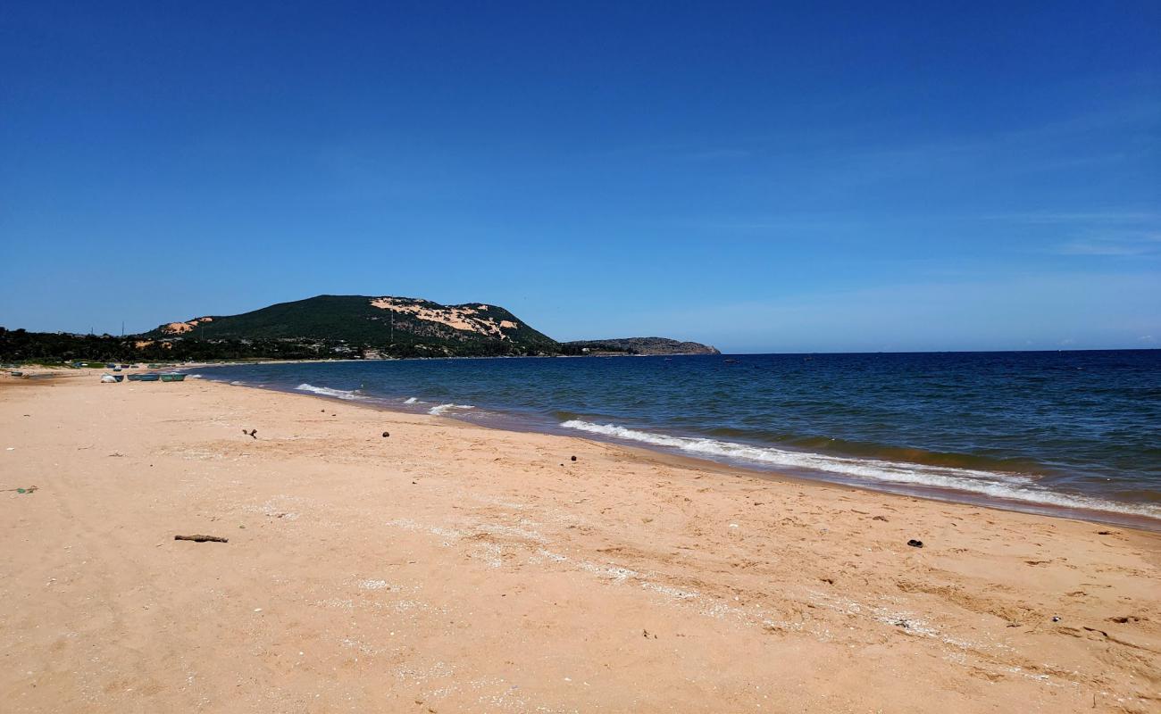 Foto de Red Sand Dunes Beach con arena brillante superficie