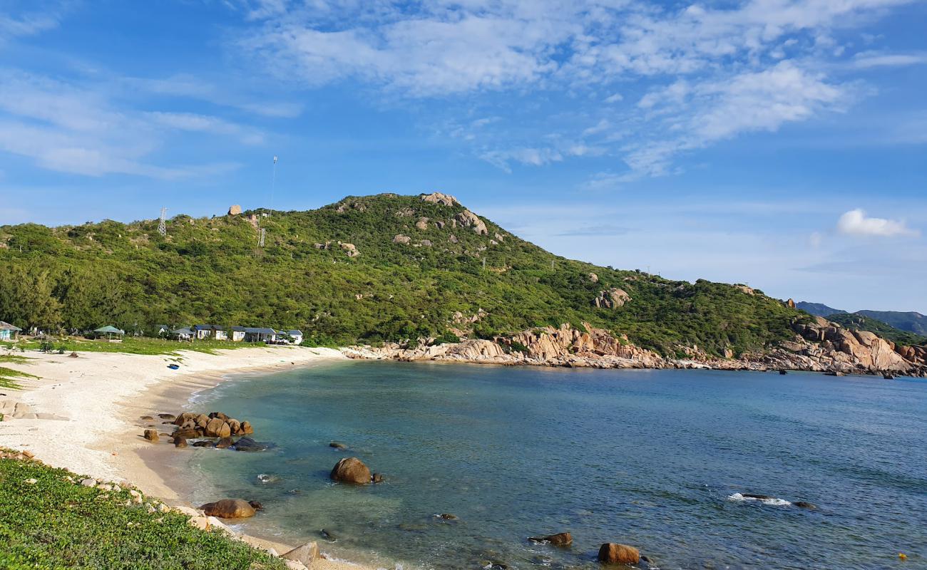 Foto de Chuong Beach con arena brillante y rocas superficie