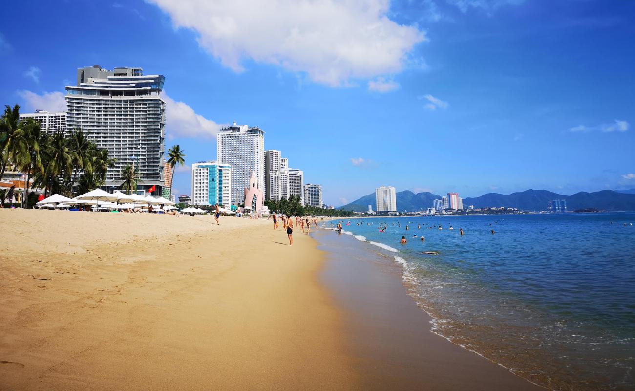 Foto de Playa de Nha Trang con brillante arena fina superficie