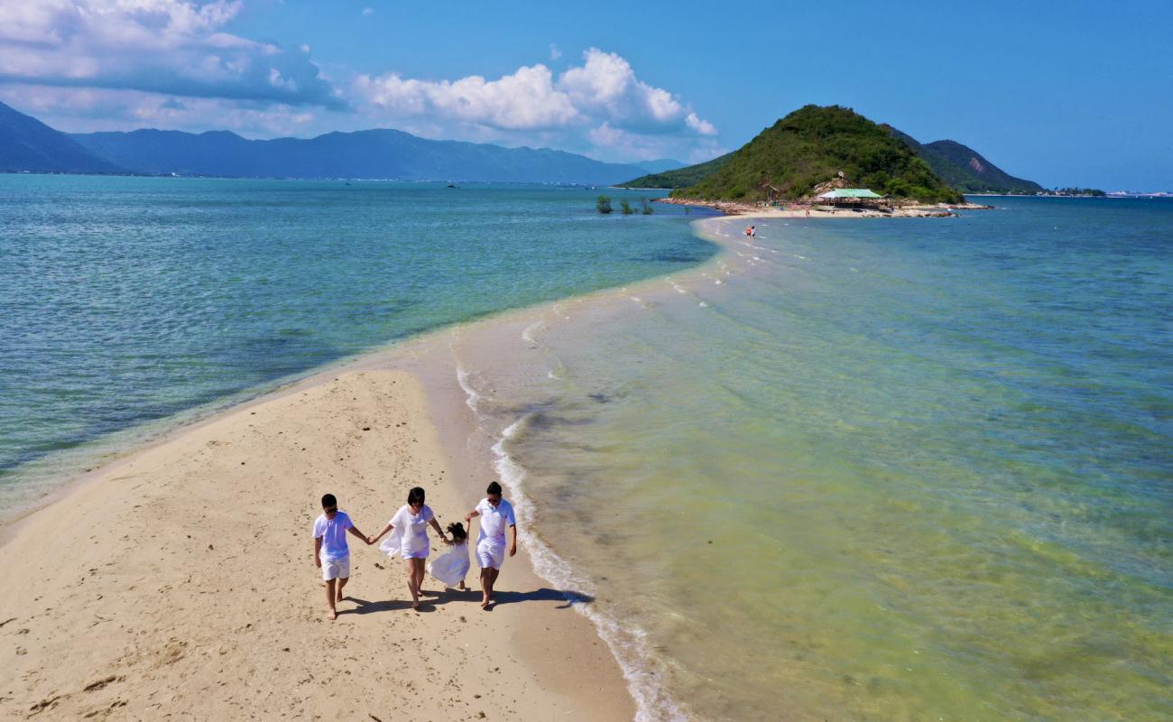 Foto de Playa de la Isla Diep Son con arena brillante superficie