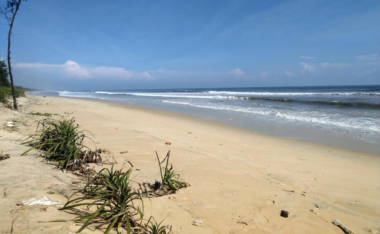 Foto de Vinh Hai Beach con arena brillante superficie