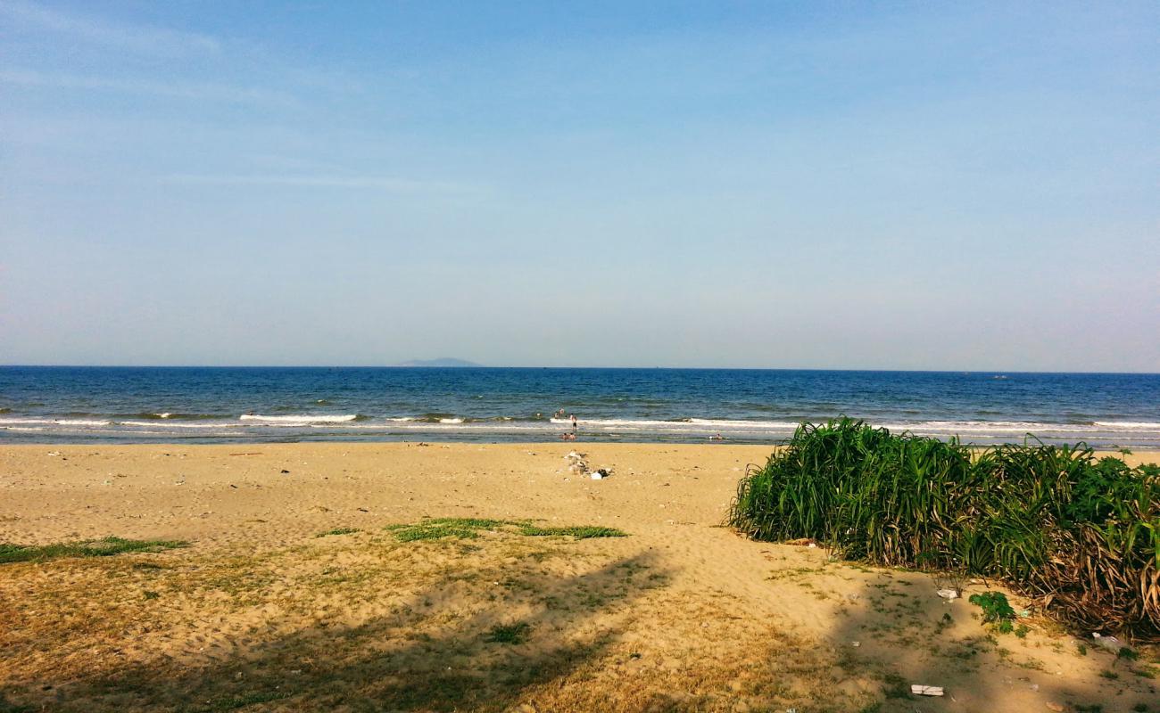 Foto de Xuan Hoi Beach con arena brillante superficie