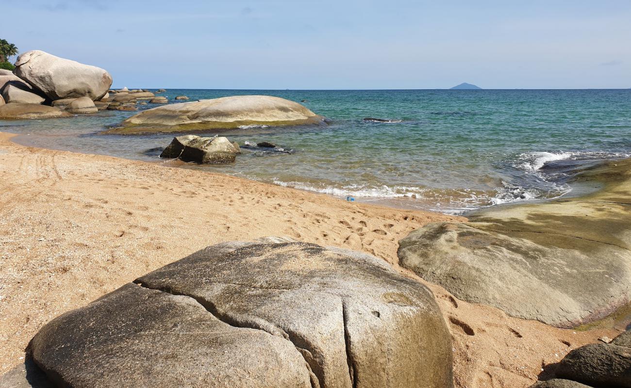 Foto de Bai Da Beach con arena brillante y rocas superficie