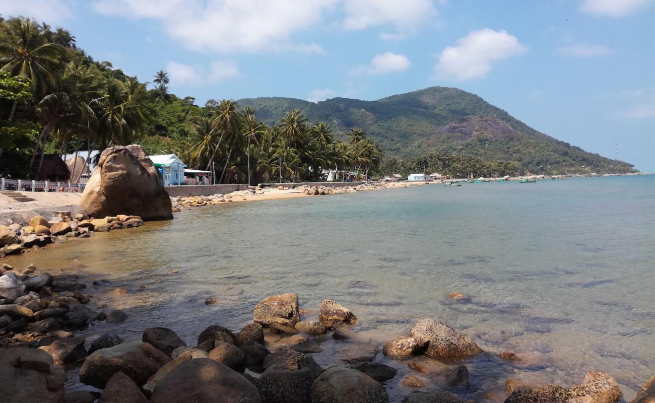 Foto de BaiBo Beach con arena brillante y rocas superficie