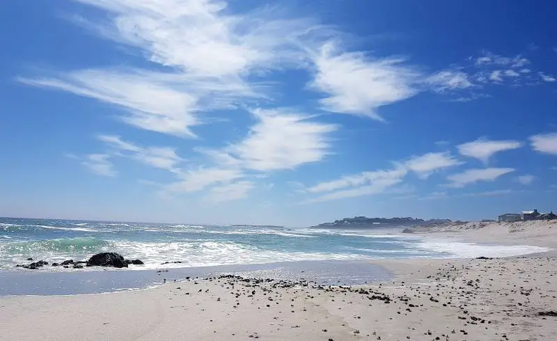 Foto de Yzerfontein beach con arena brillante superficie