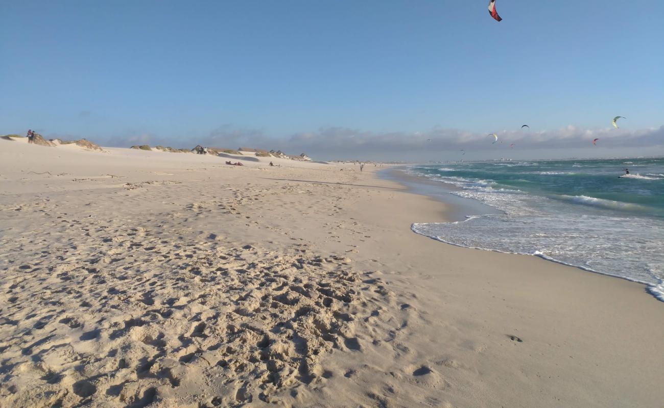 Foto de Bloubergstrand beach con brillante arena fina superficie