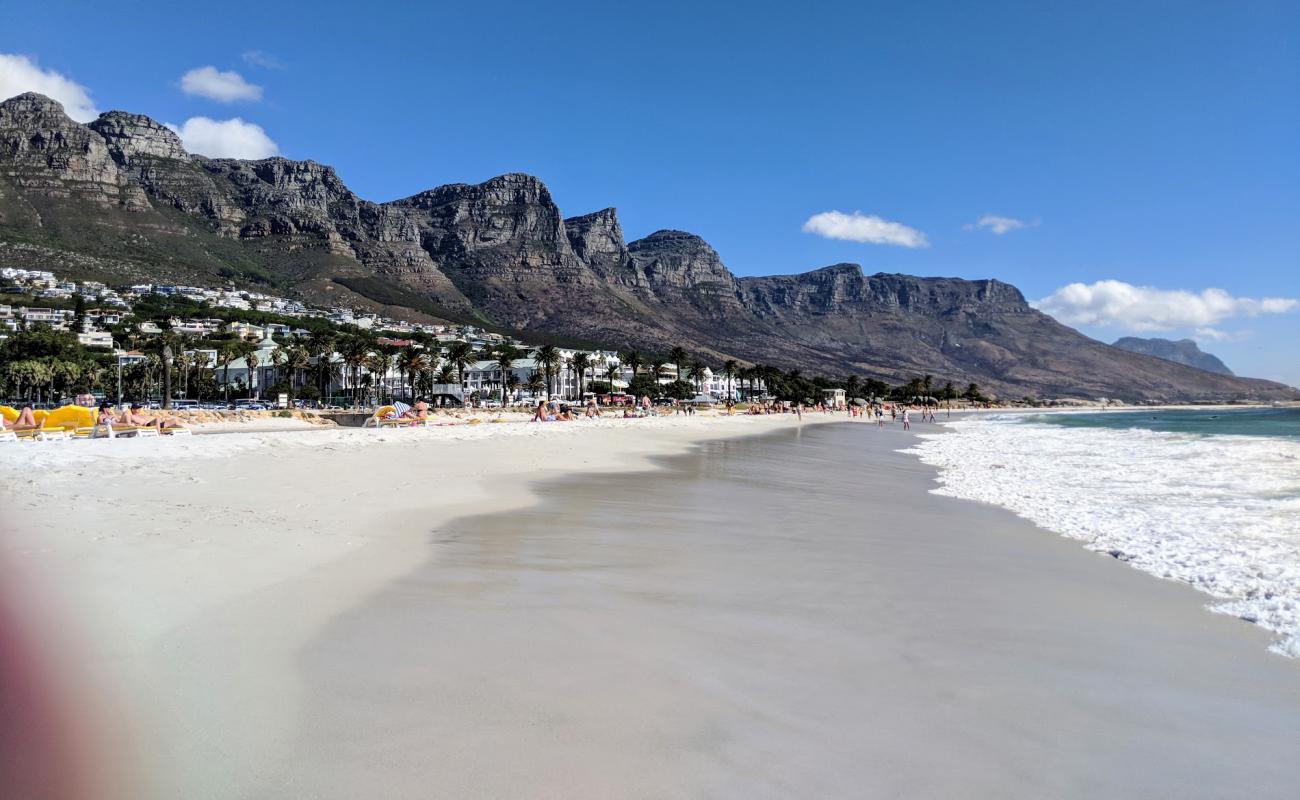 Foto de Camps Bay beach con brillante arena fina superficie