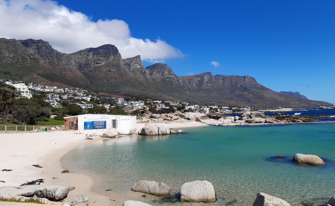 Foto de Camps Bay Tidal pool con arena brillante superficie