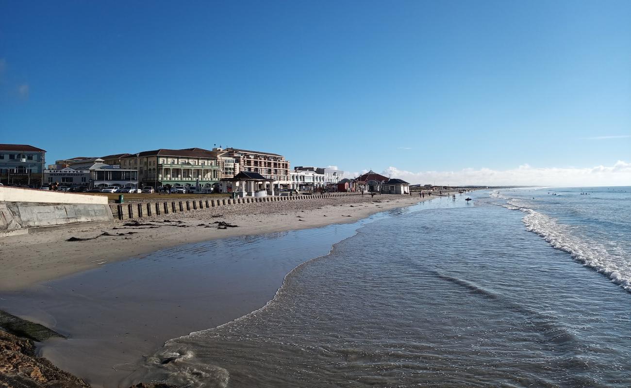 Foto de Muizenberg beach con arena brillante superficie