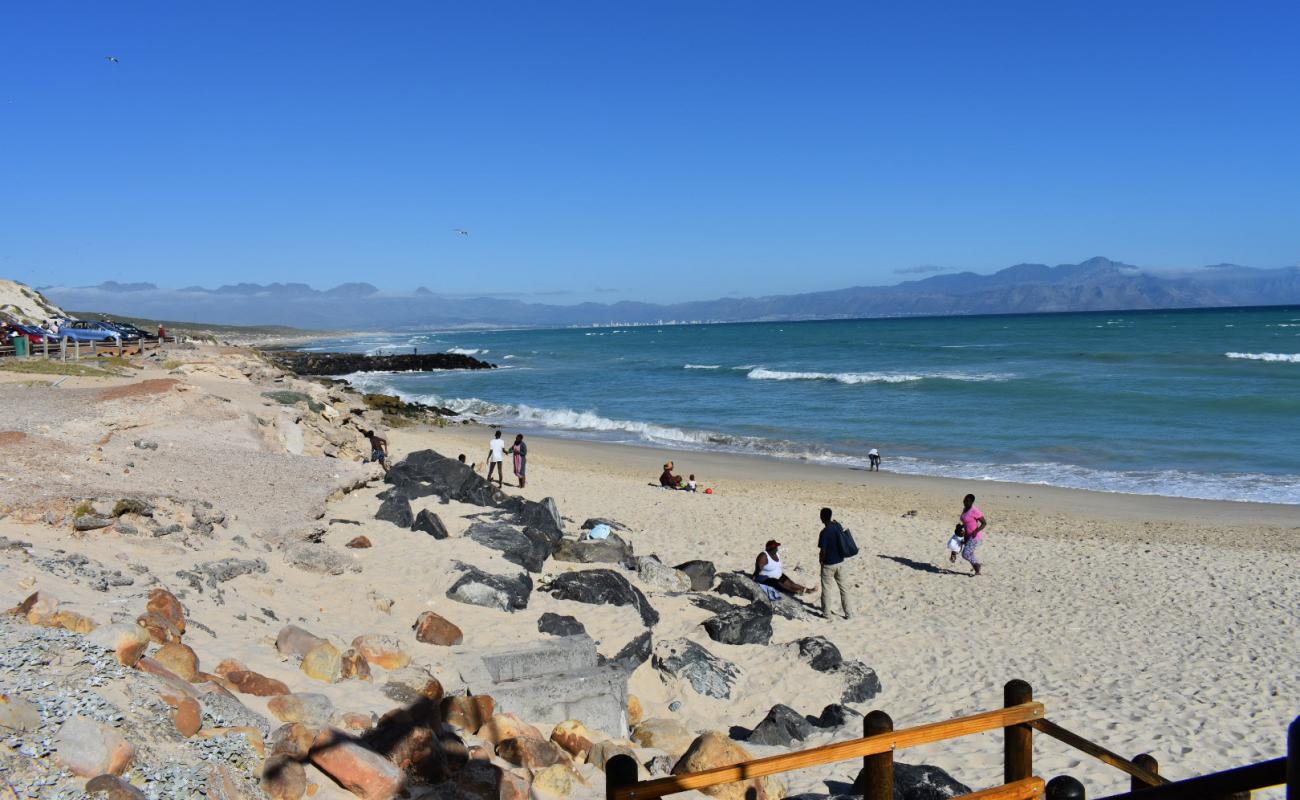 Foto de Monwabisi beach con arena brillante superficie