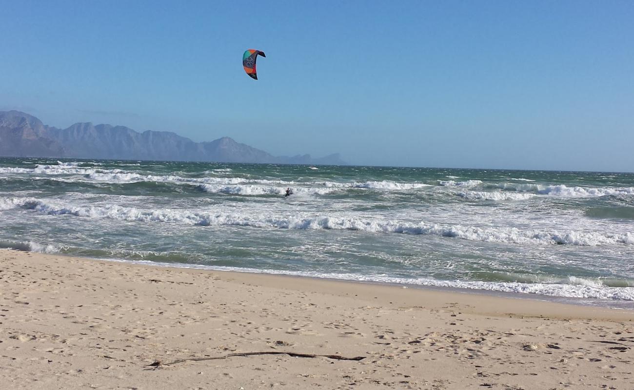 Foto de Macassar beach con brillante arena fina superficie