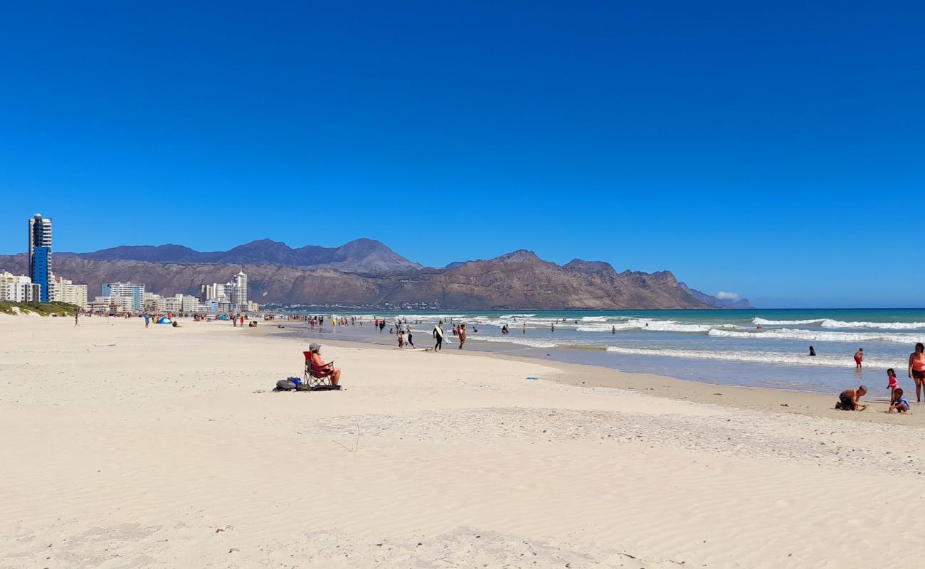 Foto de Strand beach con brillante arena fina superficie