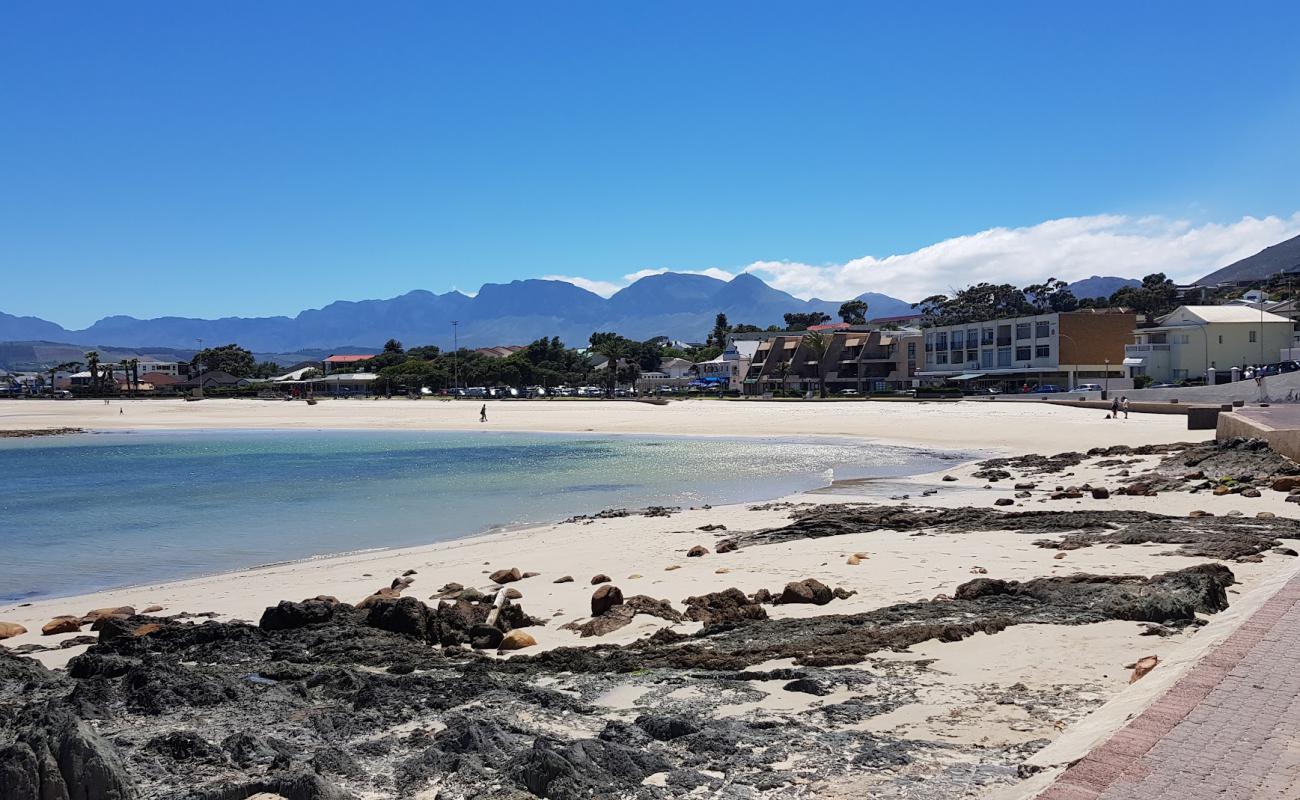 Foto de Gordon's Bay beach con arena brillante superficie