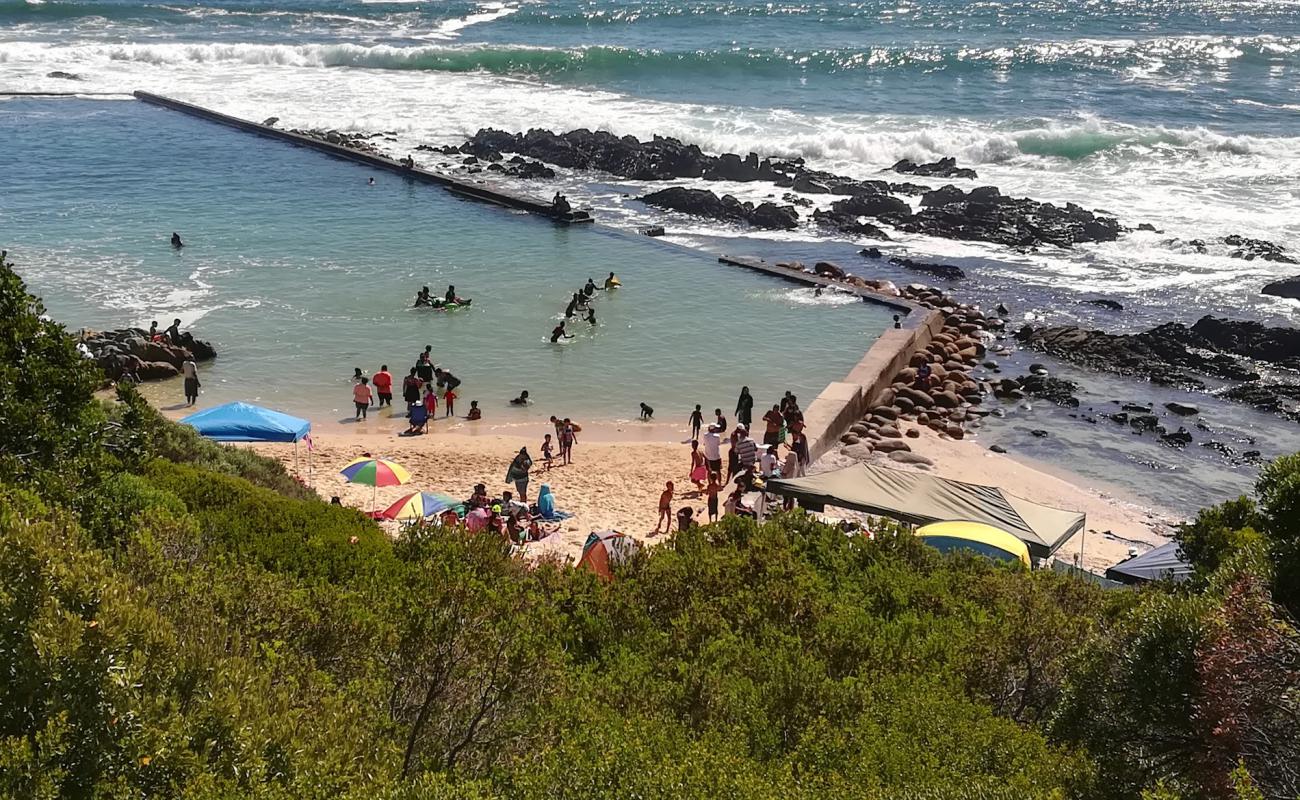 Foto de Sparks Bay Tidal Pool con arena brillante y rocas superficie