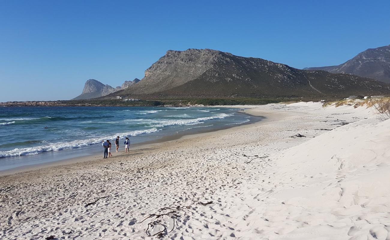 Foto de Pringle Bay beach con brillante arena fina superficie