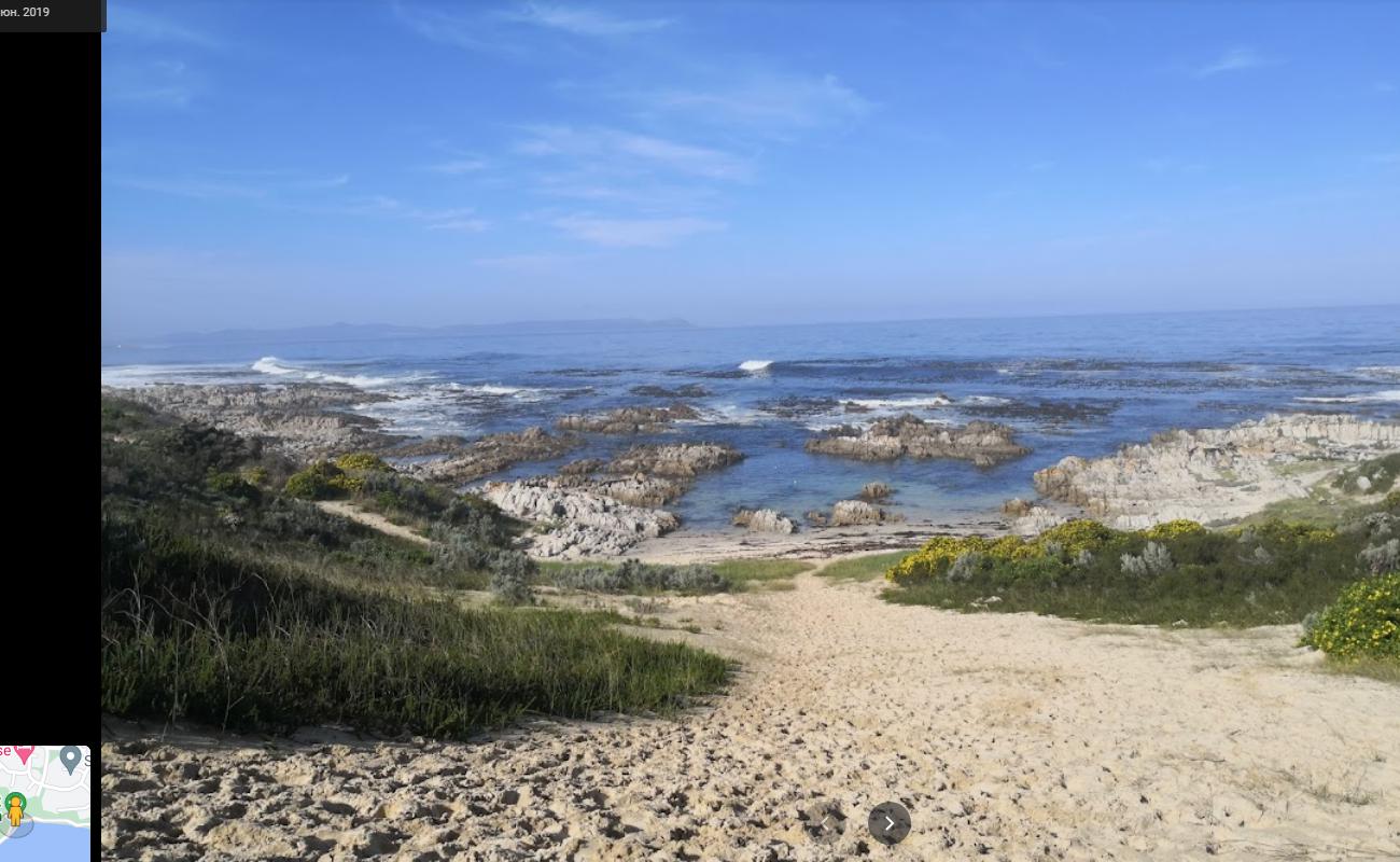 Foto de Breakfast Bay beach con arena brillante y rocas superficie