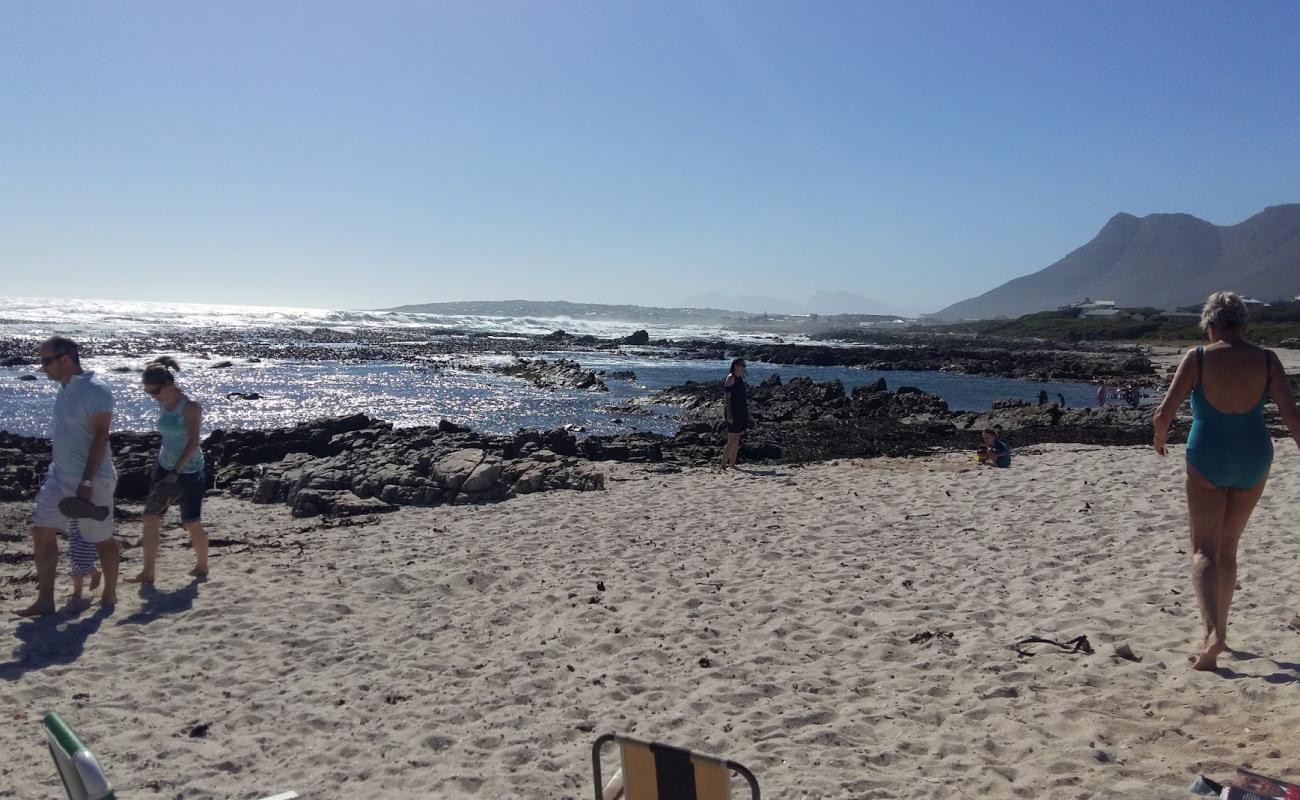 Foto de Sandbaai beach con arena brillante y rocas superficie