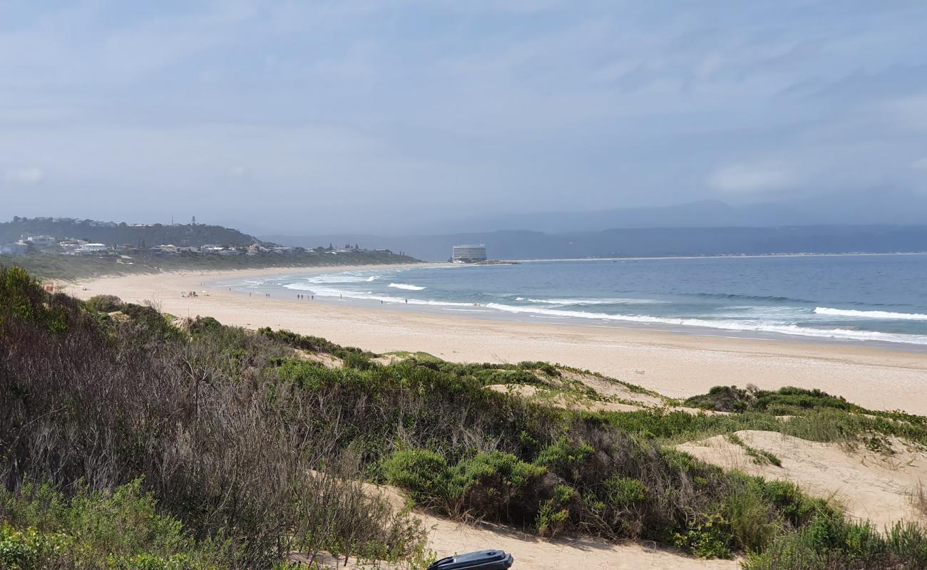 Foto de Plettenberg Bay con arena brillante superficie