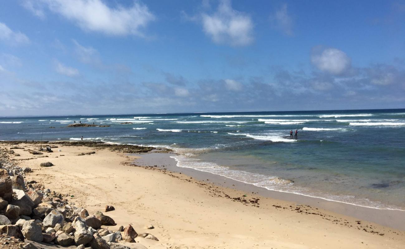 Foto de Secrets beach con arena brillante y rocas superficie