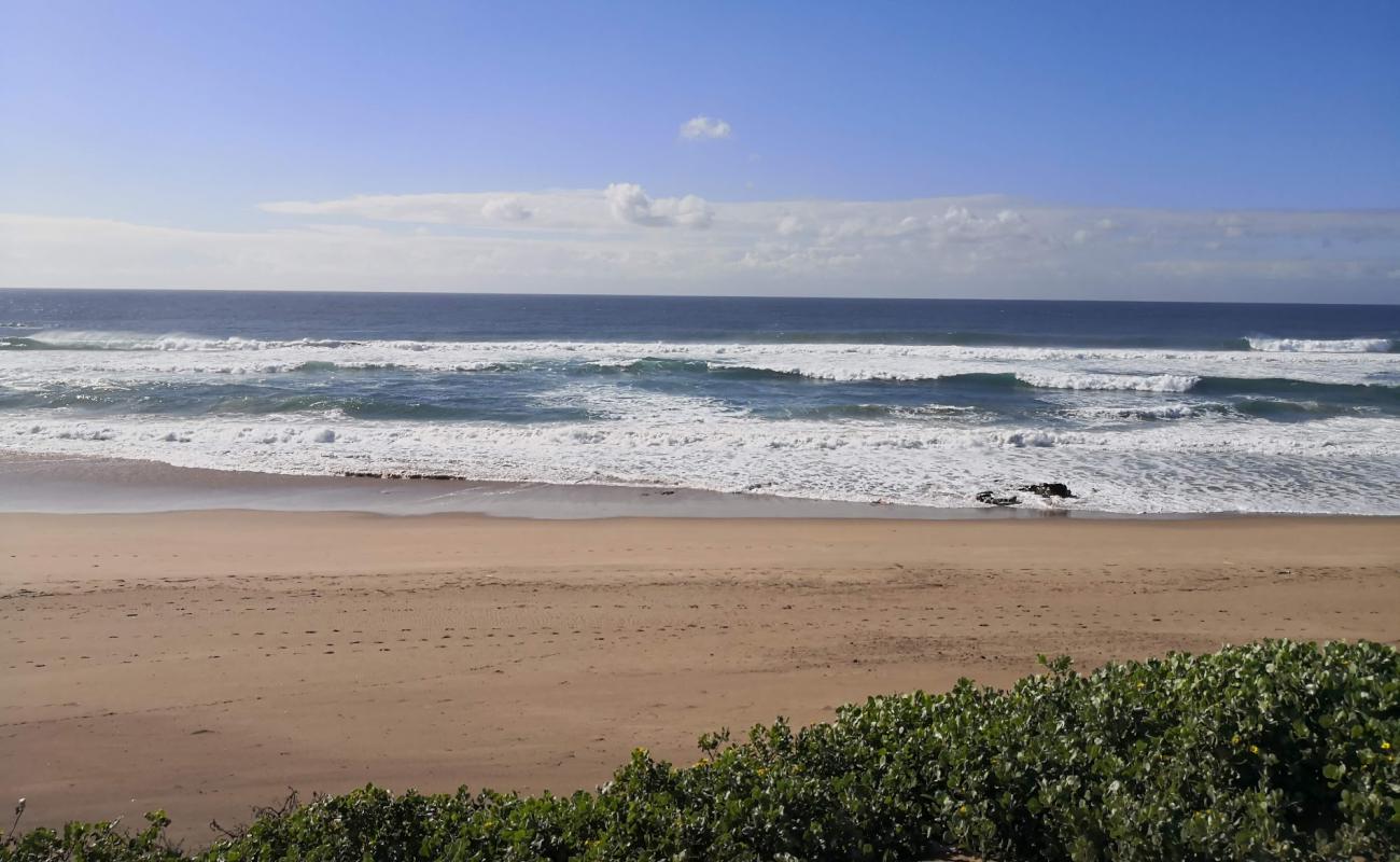 Foto de Umgababa beach con brillante arena fina superficie