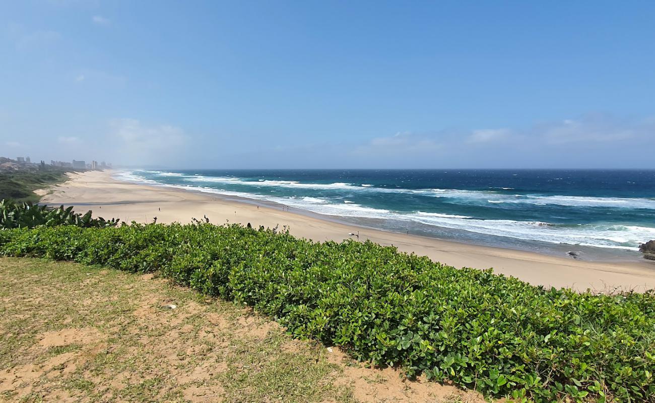 Foto de St Winifred's beach con brillante arena fina superficie