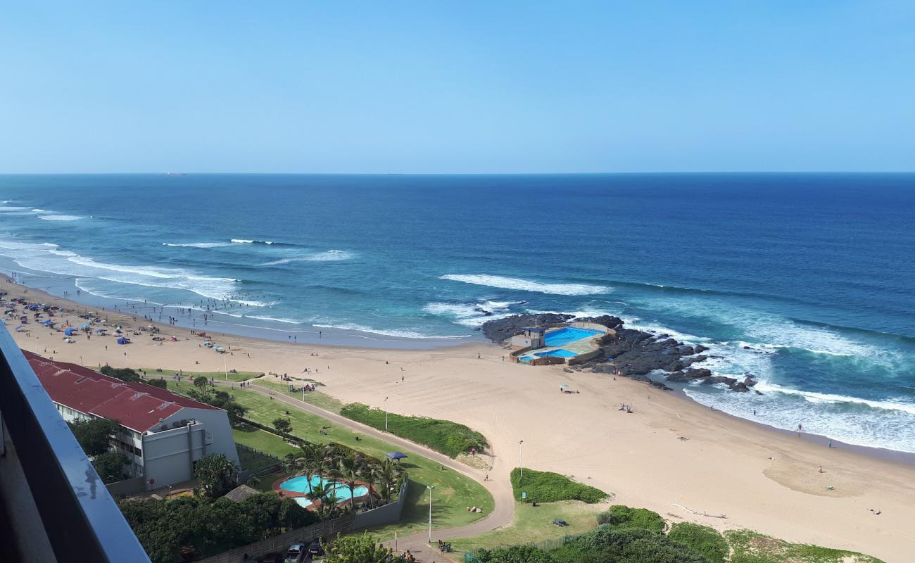 Foto de Amanzimtoti beach con brillante arena fina superficie