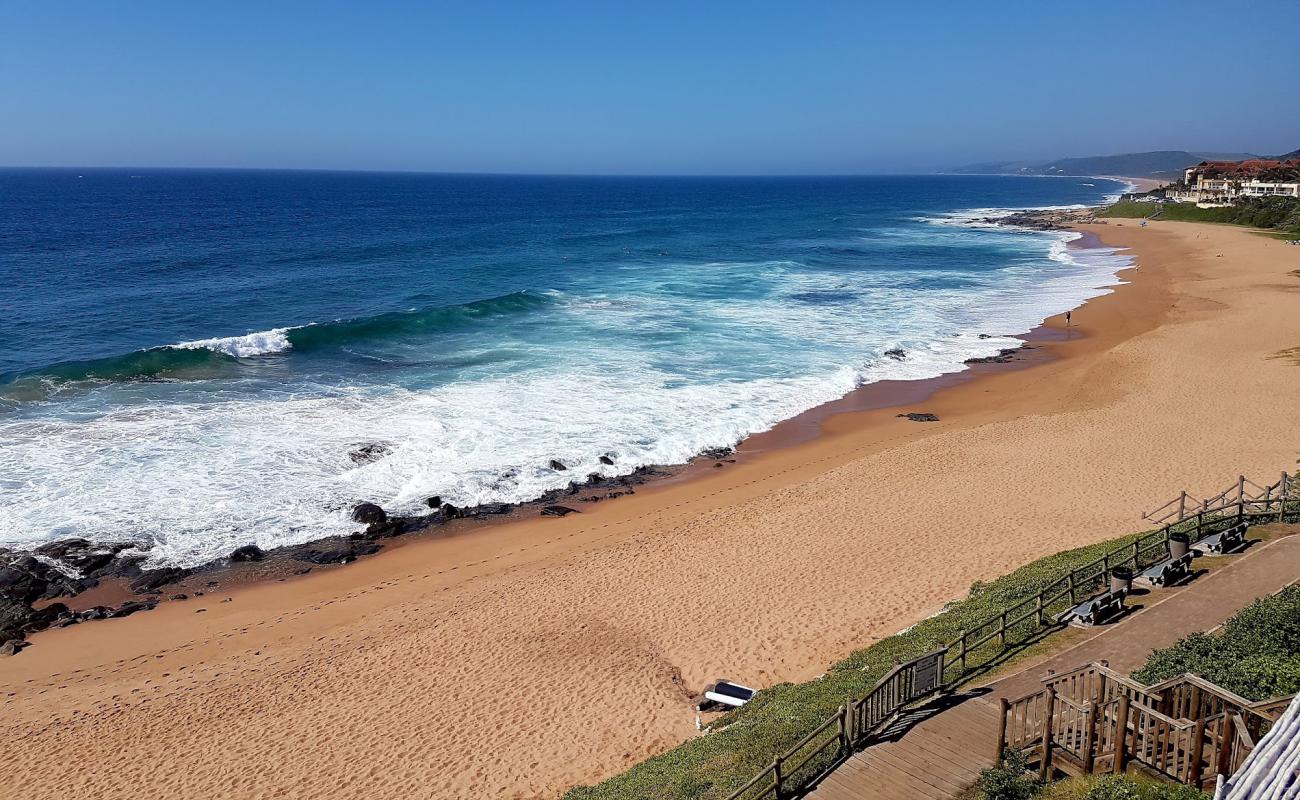 Foto de Zimbali beach con arena fina oscura superficie