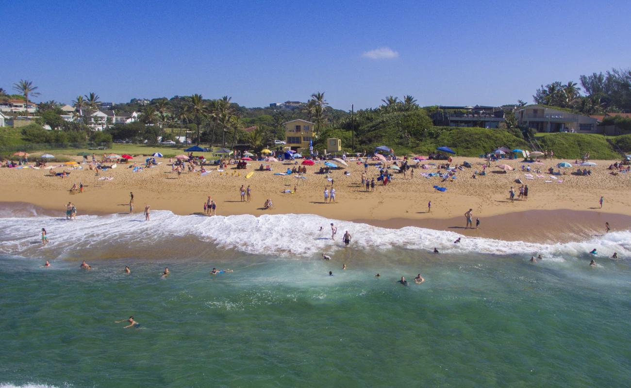 Foto de Salt Rock beach con brillante arena fina superficie