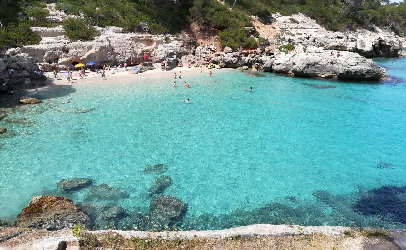 Foto de Cala Mitjaneta con brillante arena fina superficie