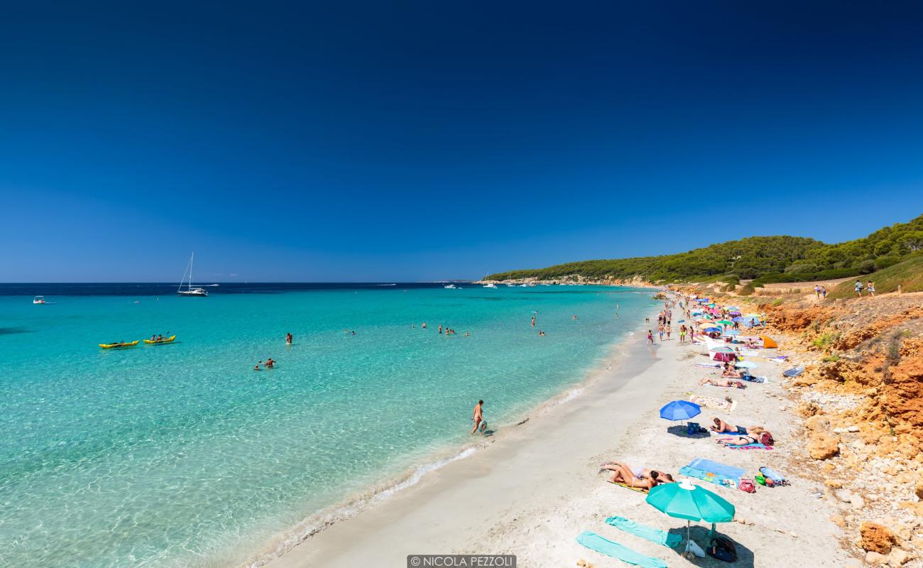 Foto de Playa Binigaus con brillante arena fina superficie