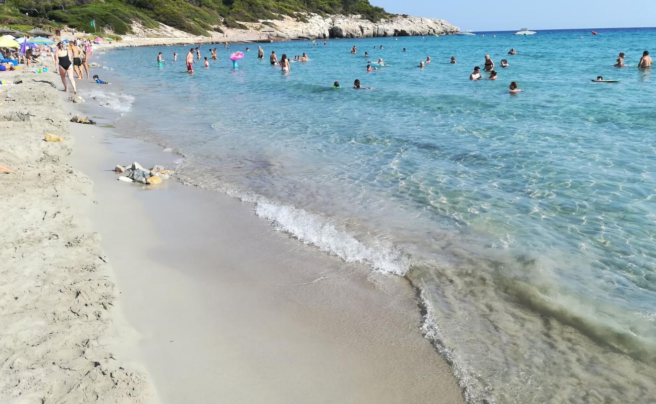 Foto de Platja de San Tomas II con brillante arena fina superficie