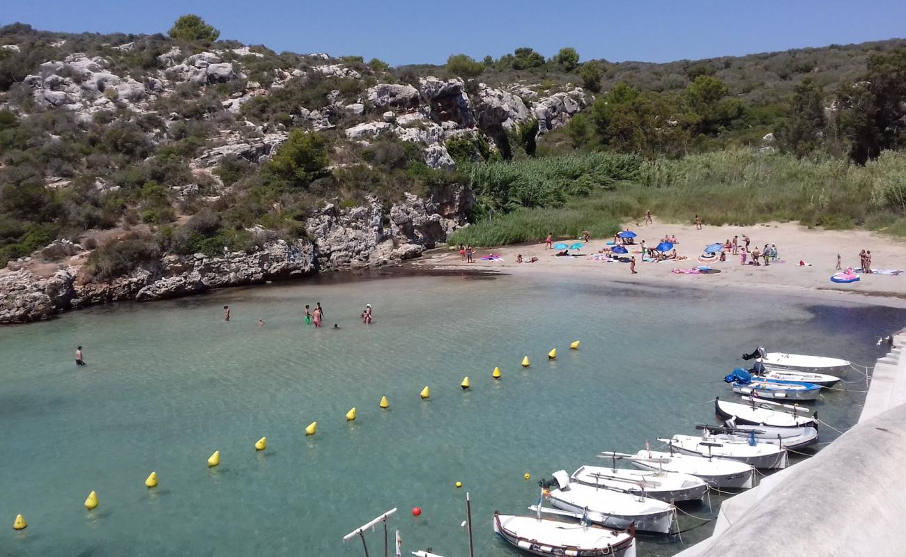 Foto de Playa es Canutells con arena gris superficie