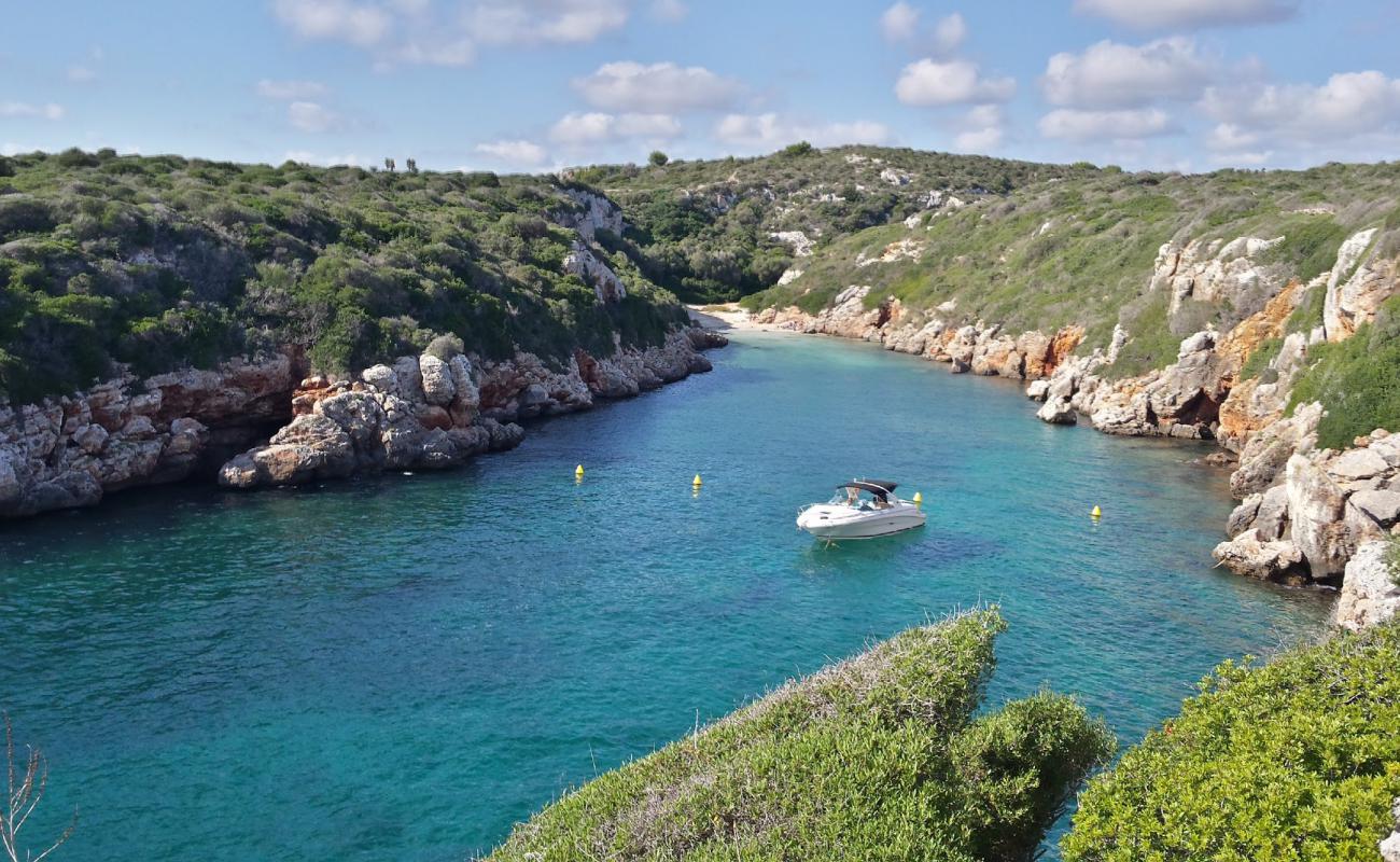 Foto de Cala de Biniparratx con piedra superficie