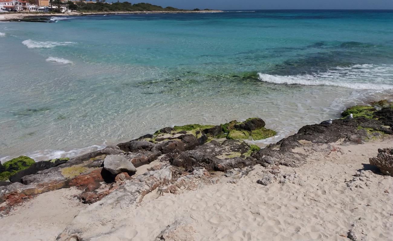 Foto de Punta Prima Beach con brillante arena fina superficie