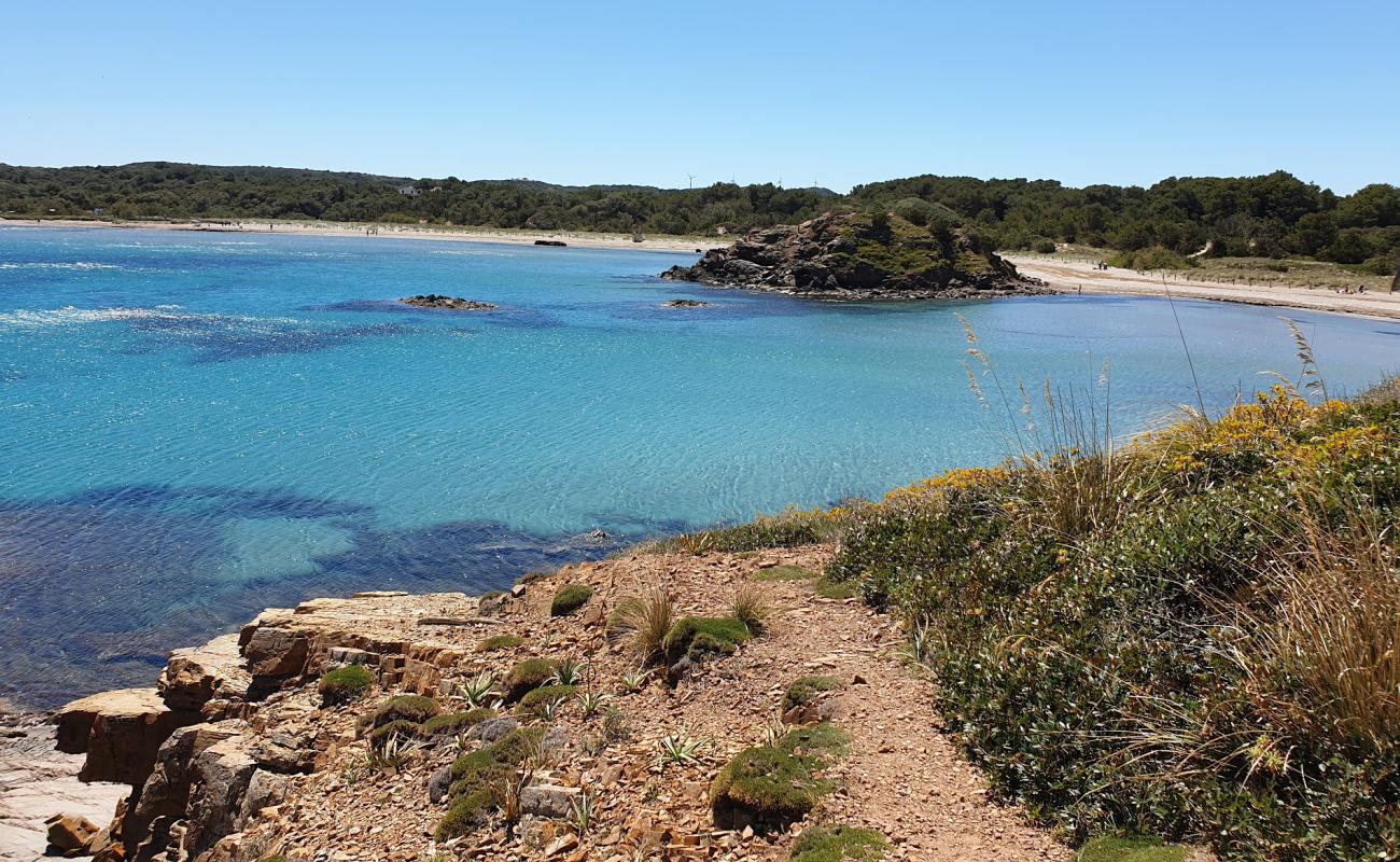 Foto de Platja Es Grau con arena oscura superficie