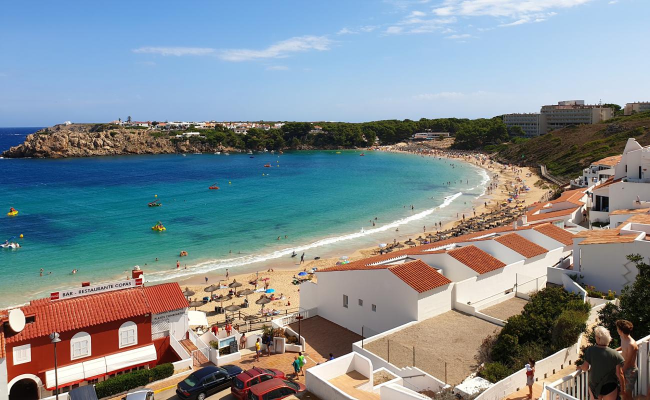 Foto de Playa de Arenal d'en Castell con brillante arena fina superficie